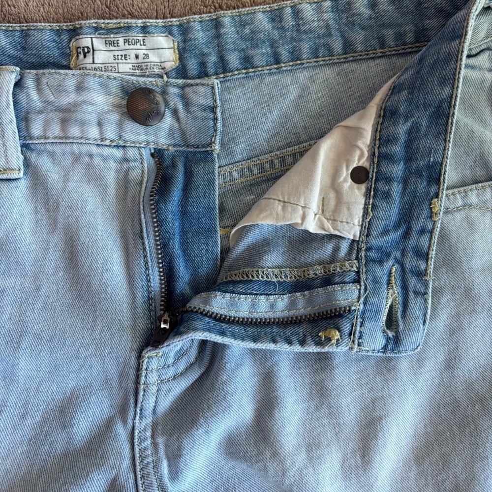 Free People Light Wash Distressed Denim Cut Off Shorts Size 28 - Picture 10 of 10